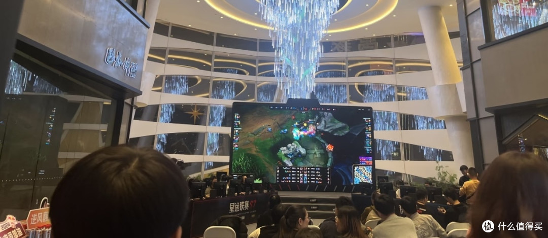 商场里的电竞狂欢:一场英雄联盟城市赛的热血记忆