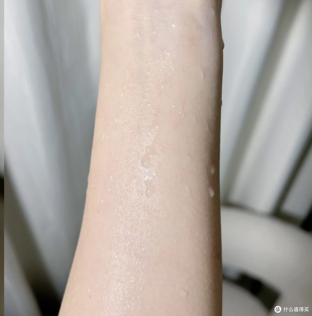 且初太阳红梨卸妆油，轻松卸妆无负担