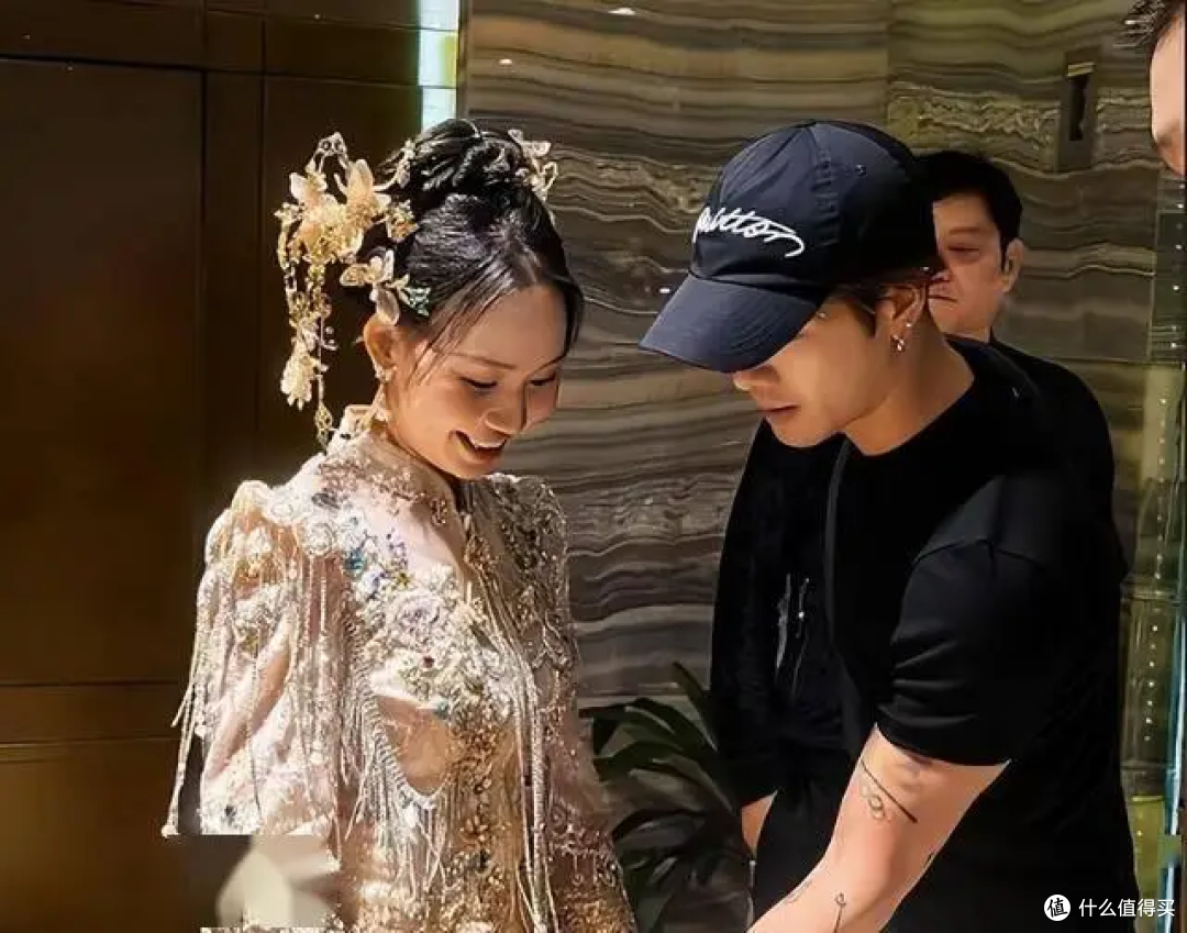 婚礼偶遇王嘉尔,新娘配文“遇见真老公”朋友圈没新郎,合适吗?