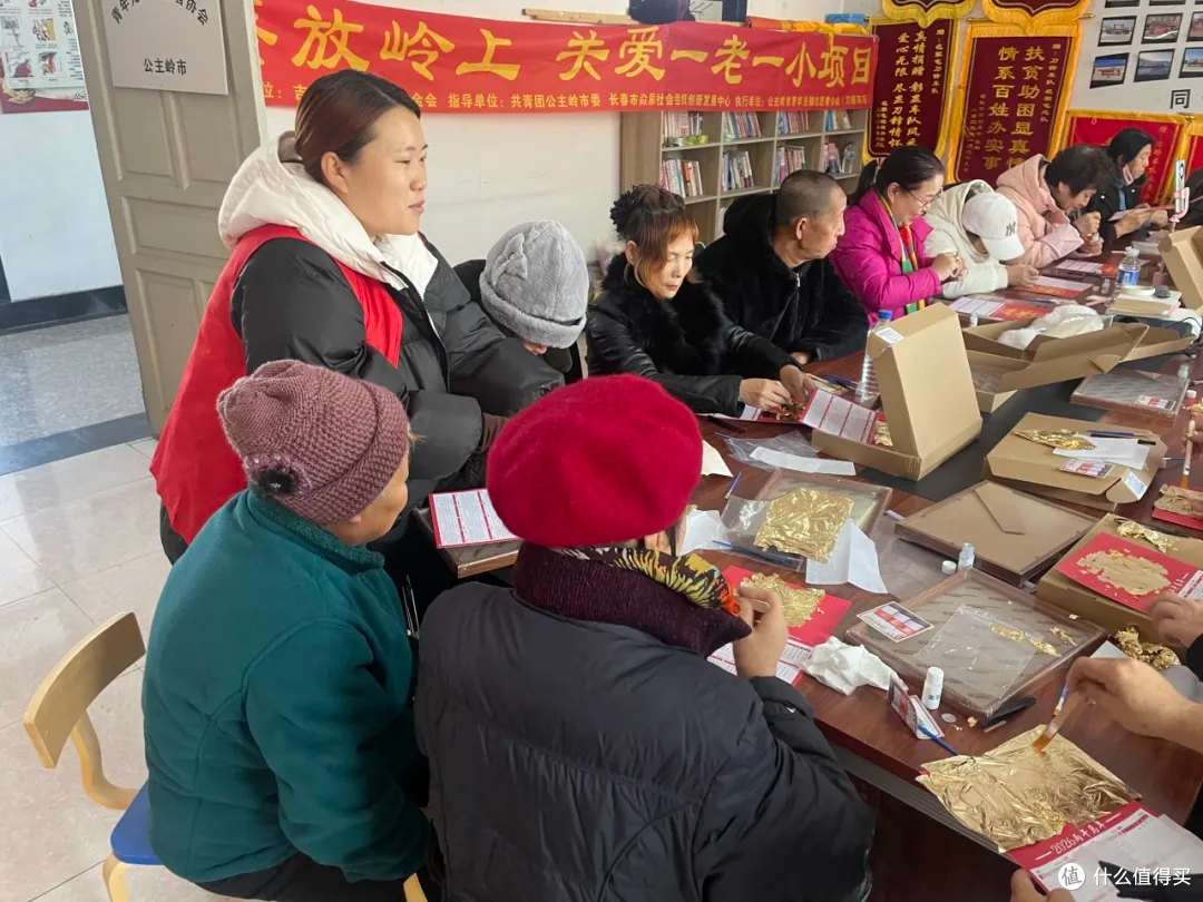 吉林公主岭:“葵放岭上”关爱一老一小-非遗金箔日历画