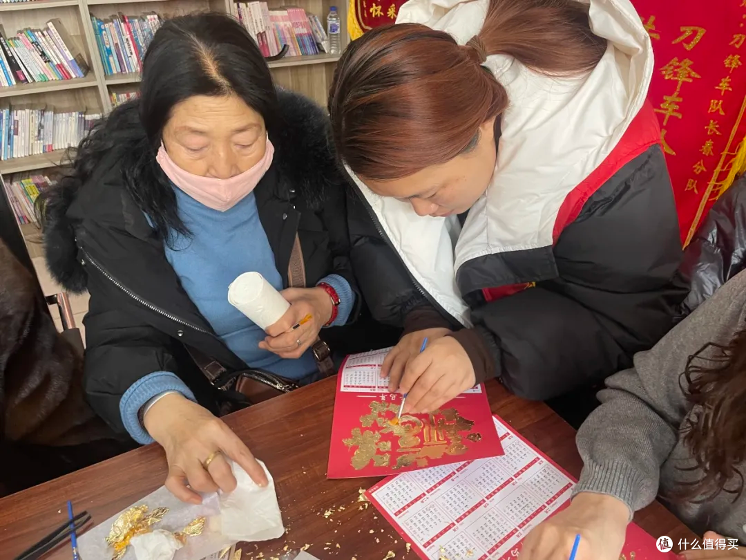 吉林公主岭:“葵放岭上”关爱一老一小-非遗金箔日历画