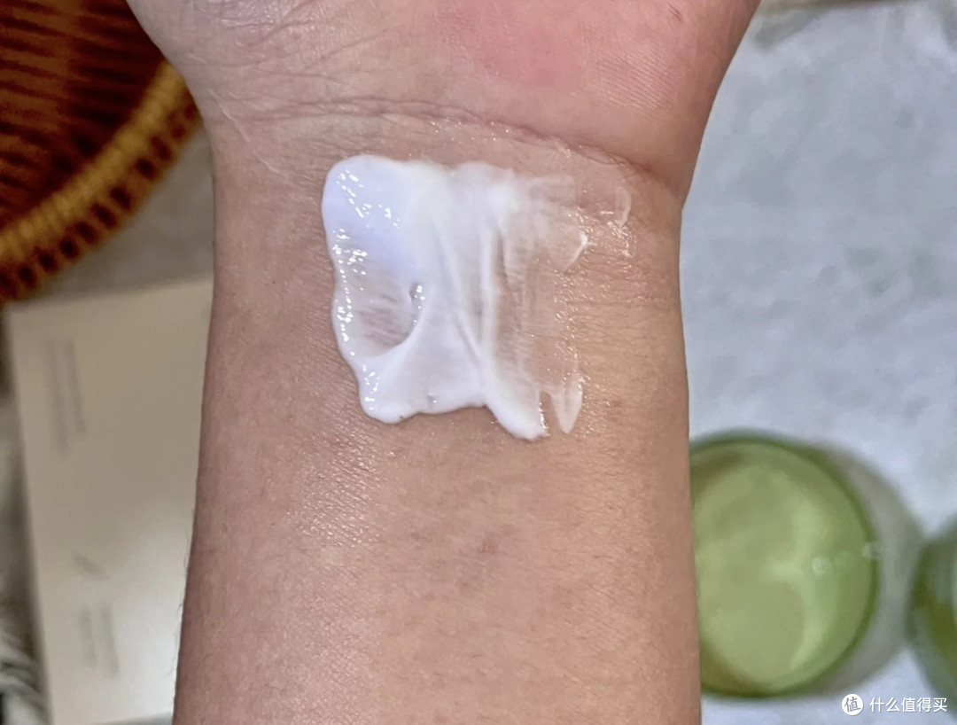 鲜一精华霜缓解秋冬敏感肌泛红