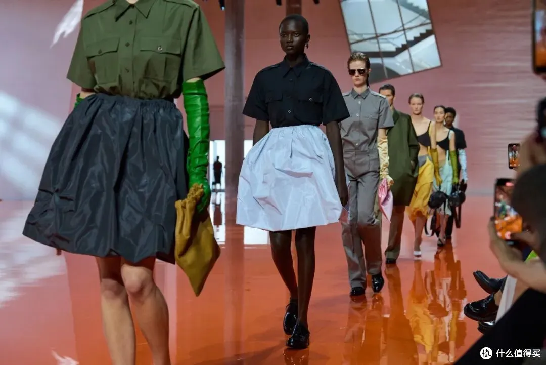 Prada2026春夏女装秀，裙摆可以飘，颜色必须跳，让造型足够吸睛