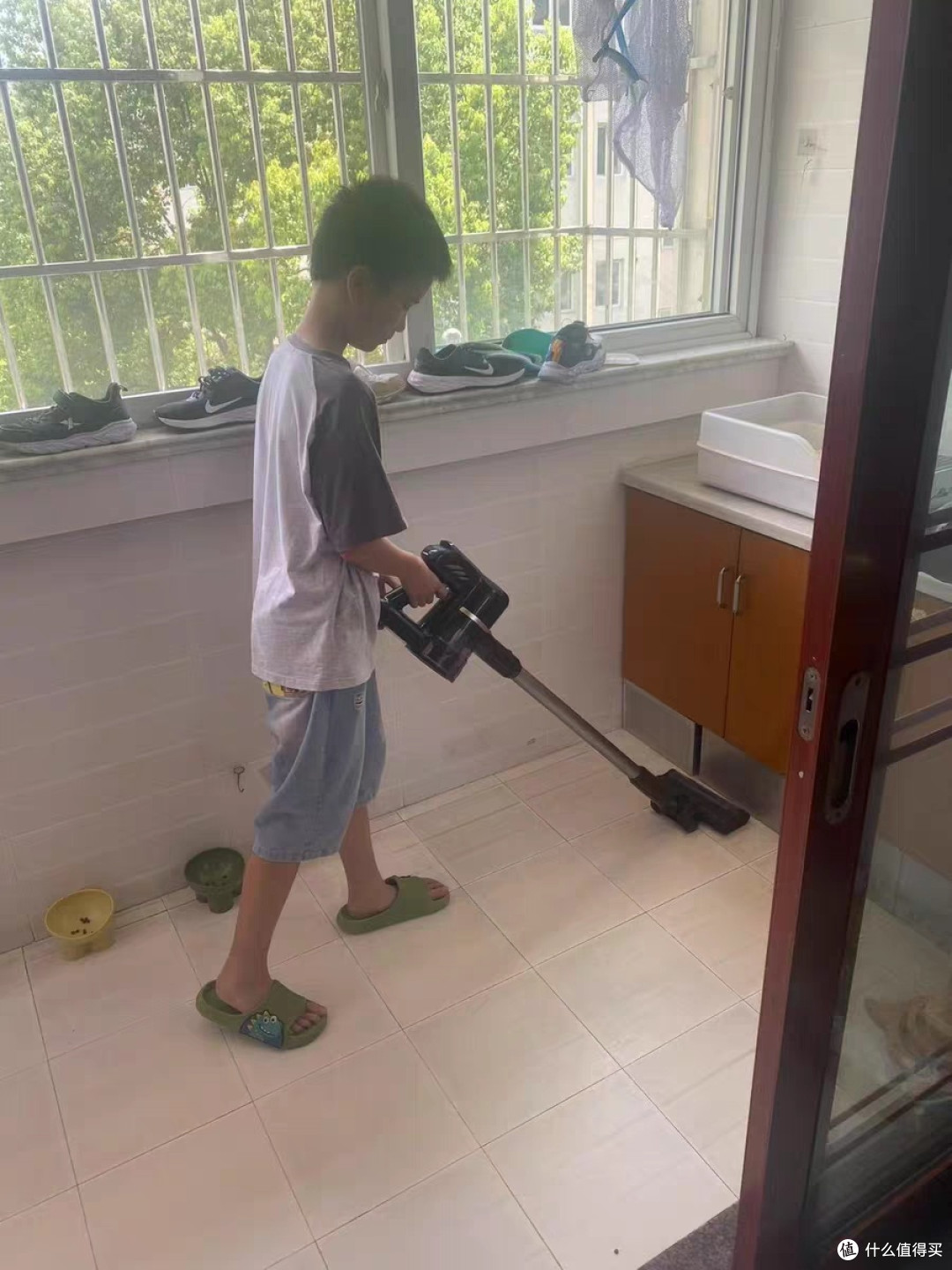 海尔G16S无线吸尘器绿光显尘