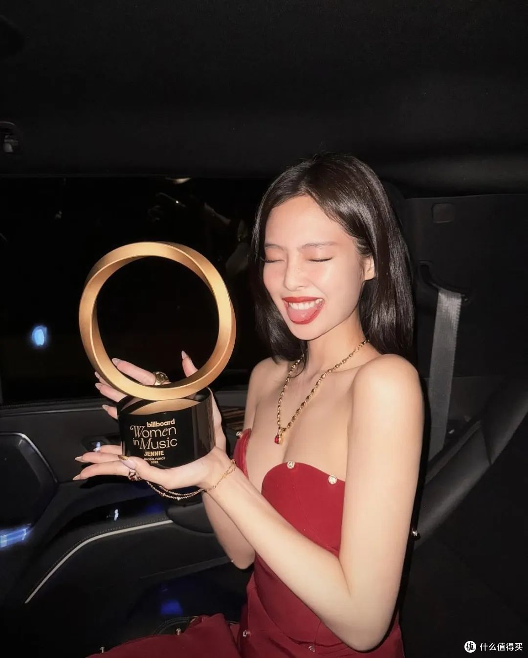 Jennie的美丽妆容,一种具有主体性的美,提升整体的高级精致感!