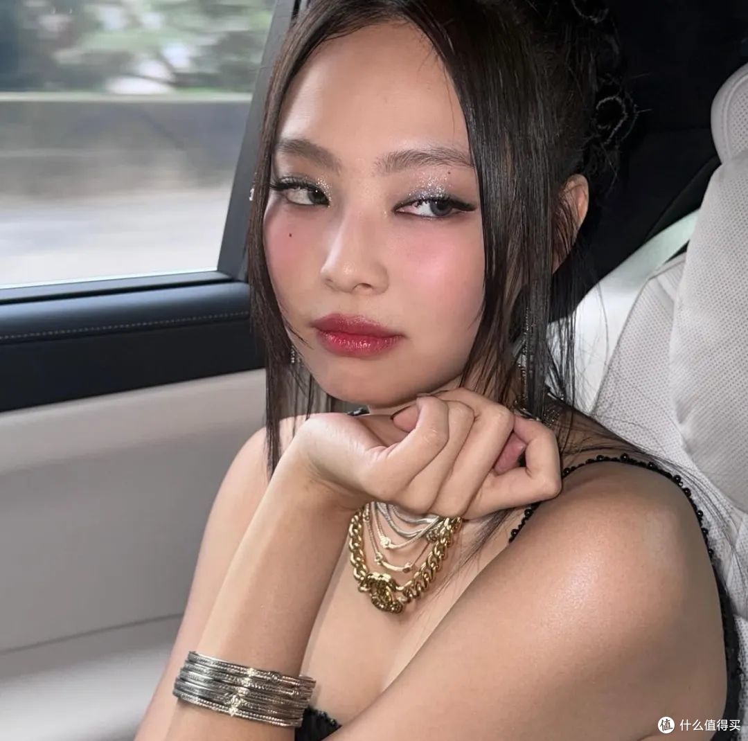 Jennie的美丽妆容,一种具有主体性的美,提升整体的高级精致感!