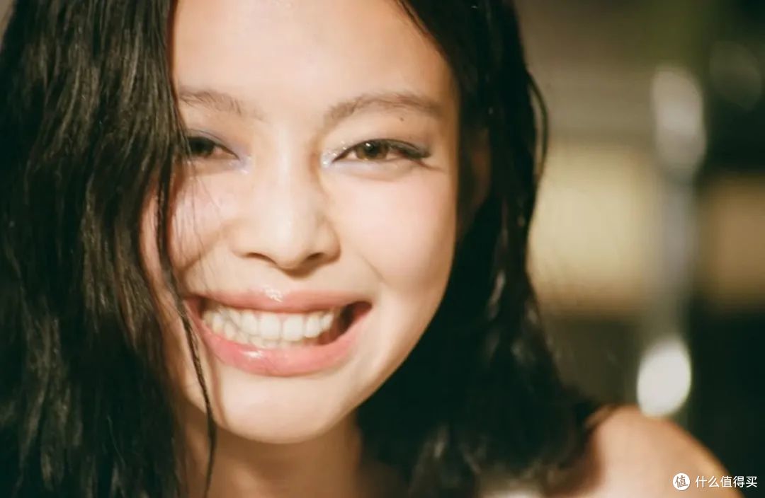 Jennie的美丽妆容,一种具有主体性的美,提升整体的高级精致感!