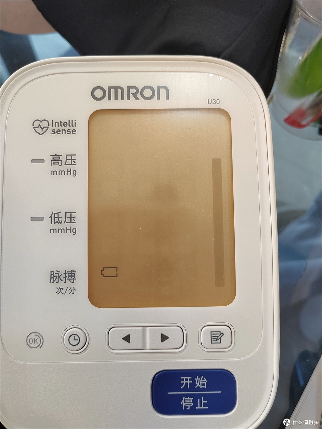 送礼送健康欧姆龙U30J血压计:精准测量与易用设计