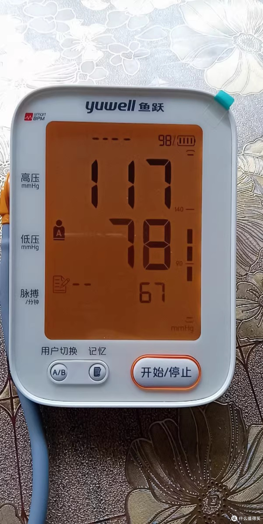 双旦健康好礼推荐：鱼跃YE680B电子血压计，精准守护家人健康