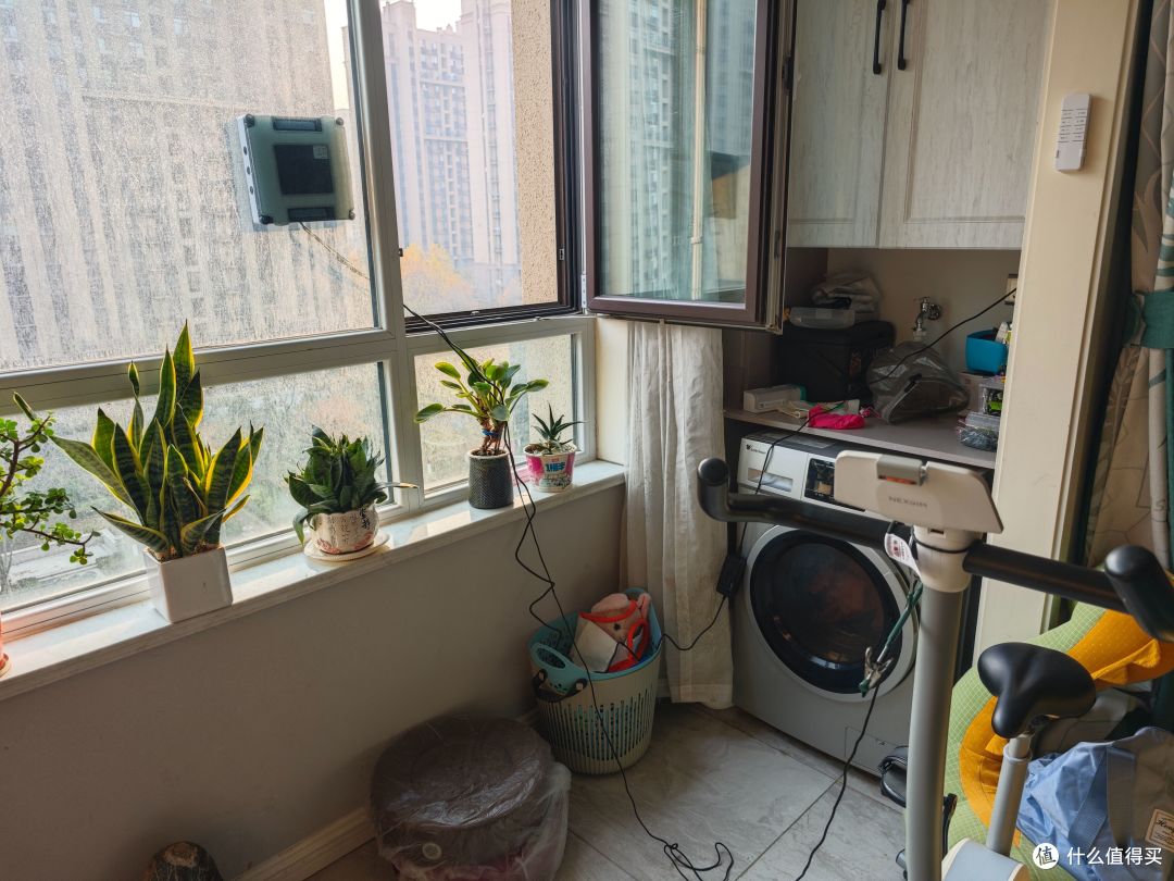 799元的超强擦窗机器人!AI智能芯片+6喷头+彻底清洁,希亦W1评测