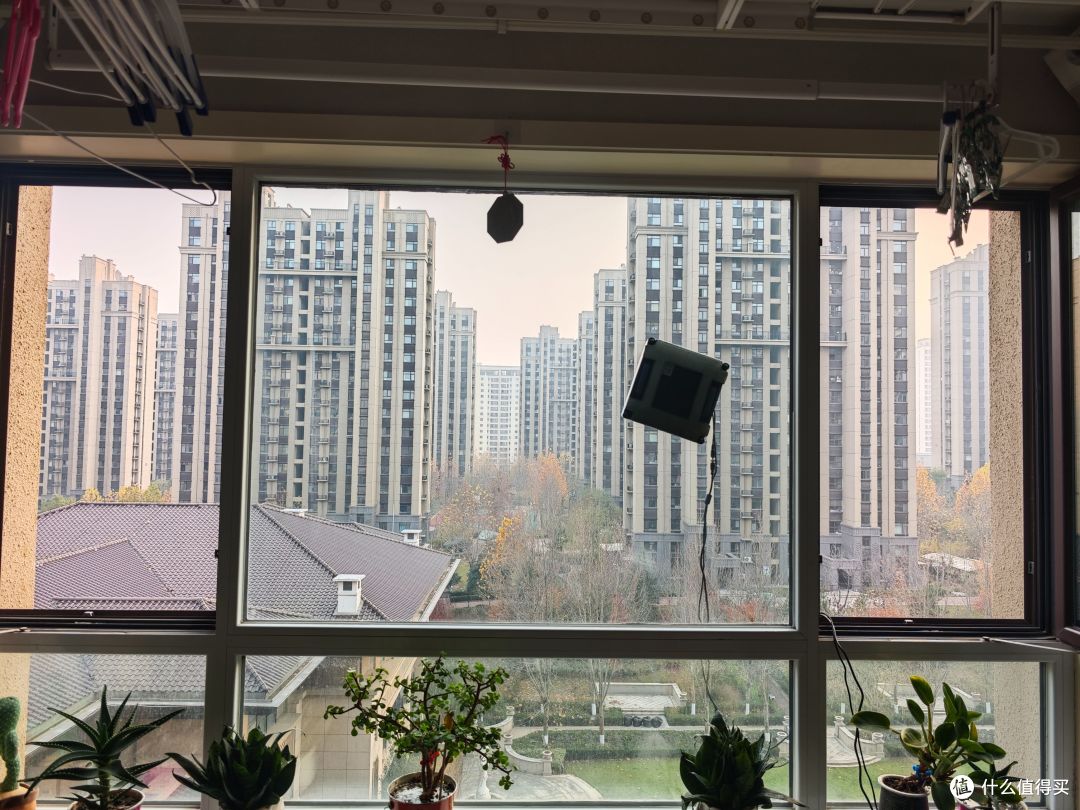799元的超强擦窗机器人!AI智能芯片+6喷头+彻底清洁,希亦W1评测