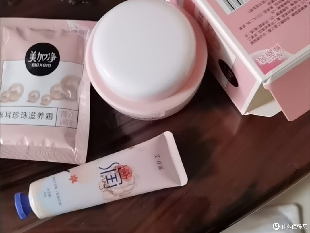 美加净银耳珍珠滋养霜:深层补水保湿,养出嫩滑好肌肤