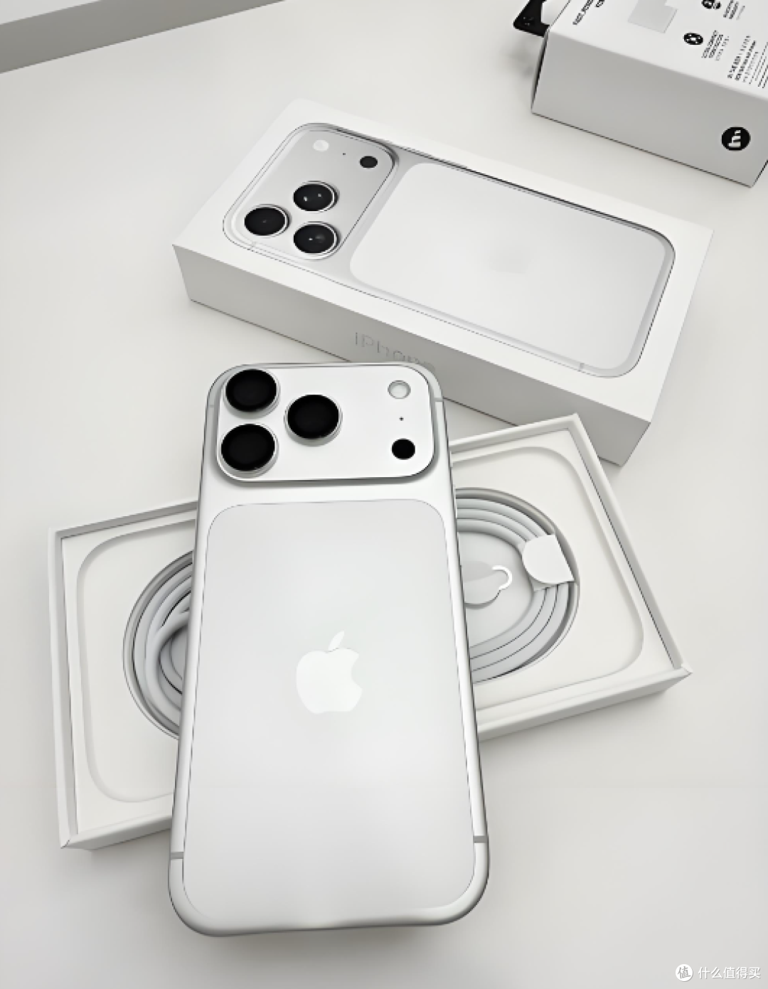 某博主把256G iPhone 17 Pro Max扩容2TB,怒省5500元!