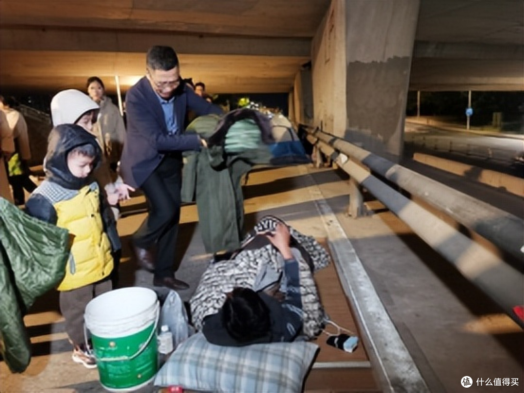 广东惠州:寒夜送温暖 比智龄童大爱暖鹅城