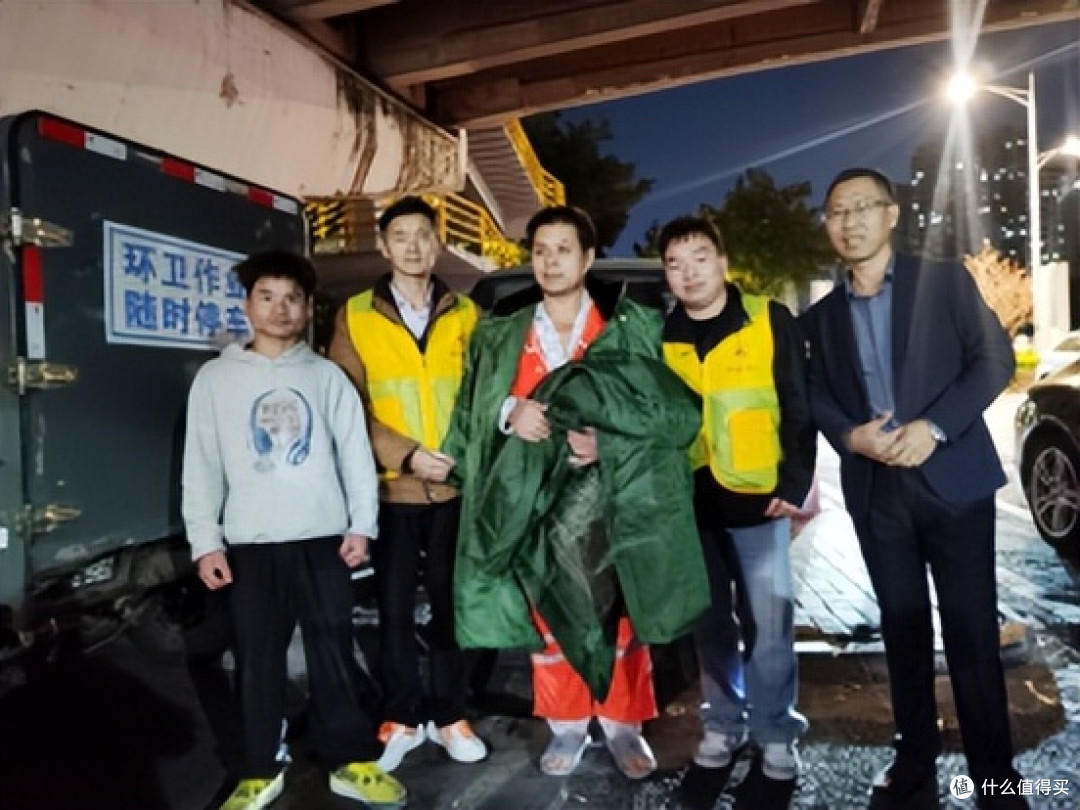 广东惠州:寒夜送温暖 比智龄童大爱暖鹅城