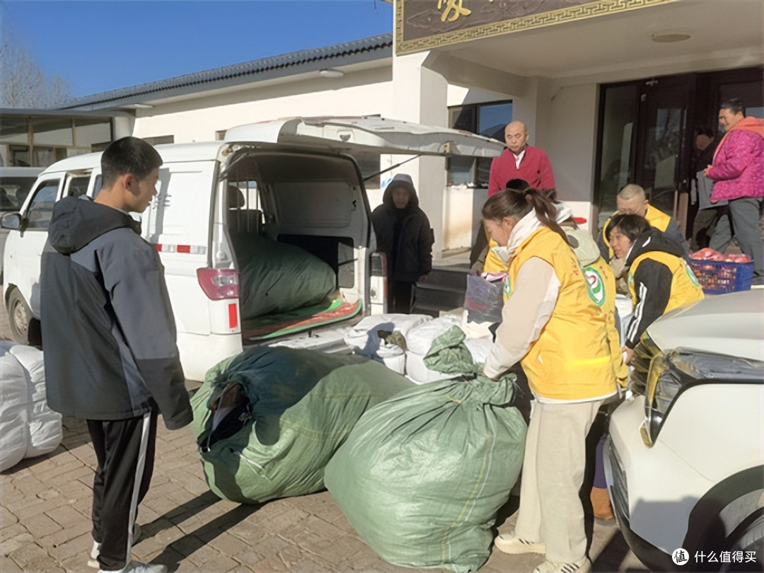 寒冬送暖显真情 固安小丫公益赴涞源传递爱心