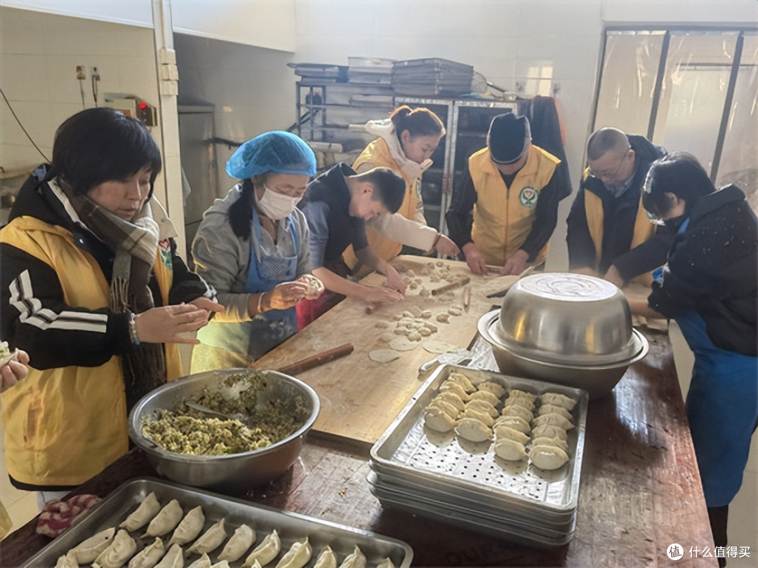 寒冬送暖显真情 固安小丫公益赴涞源传递爱心
