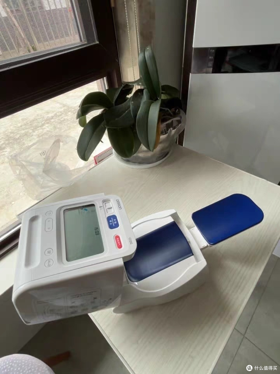 欧姆龙臂筒式血压计精准测量