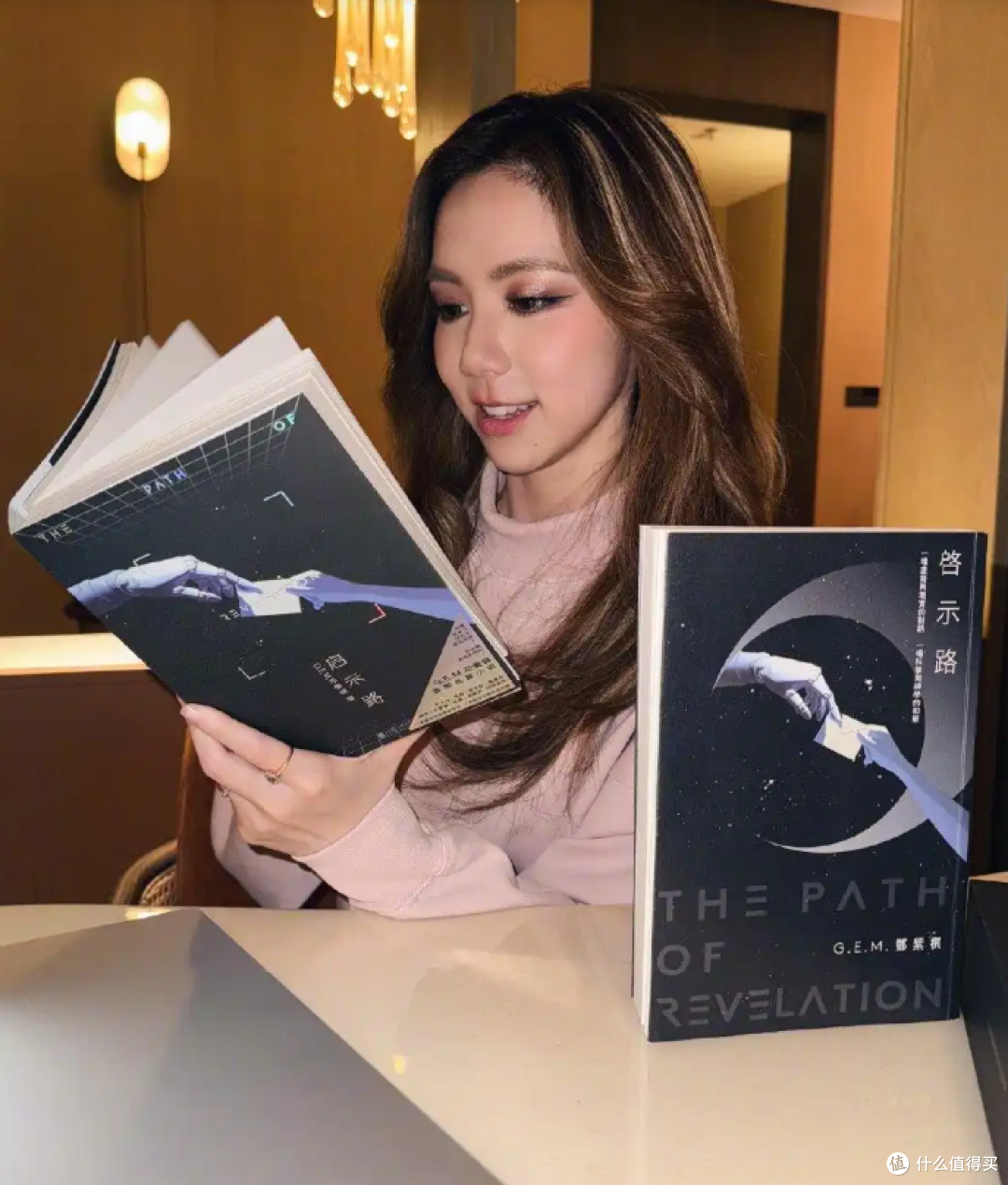 邓紫棋靠科幻小说入围银河奖,评委是刘慈欣,20万销量