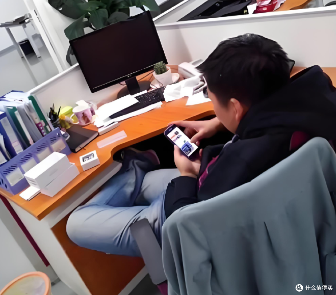 员工玩17分钟手机被公司开除,反手获赔9400元!