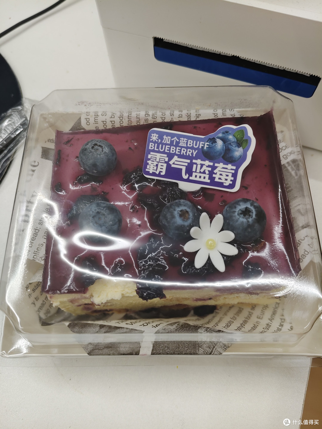蓝莓蛋糕：办公桌上的甜蜜Buff