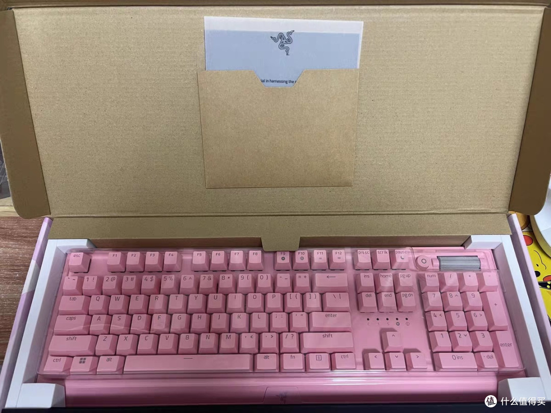 雷蛇黑寡妇蜘蛛V3粉晶版：电竞桌面的颜值与性能