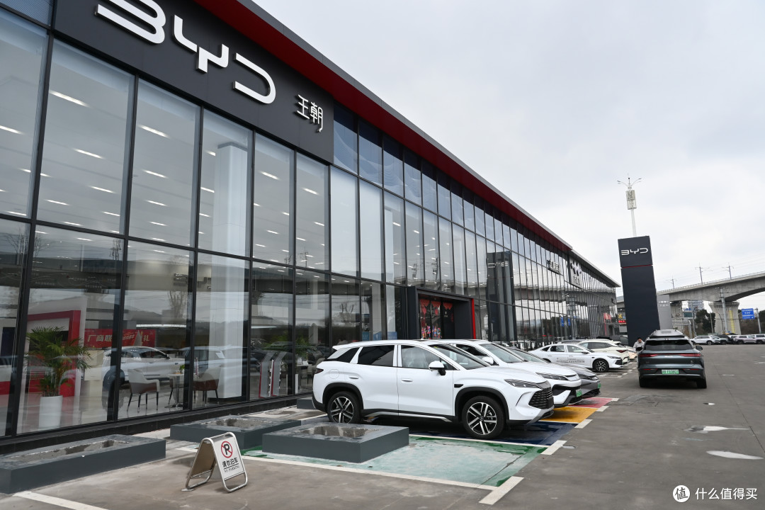 比亚迪王朝4S店探店:爆款展车售罄,“臻心十意”让人眼前一亮