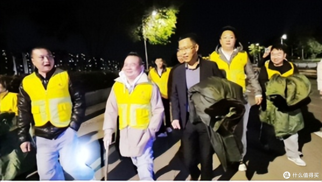 广东惠州:寒夜送温暖 比智龄童大爱暖鹅城