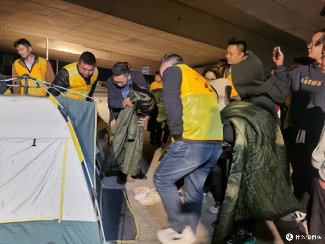 广东惠州:寒夜送温暖 比智龄童大爱暖鹅城