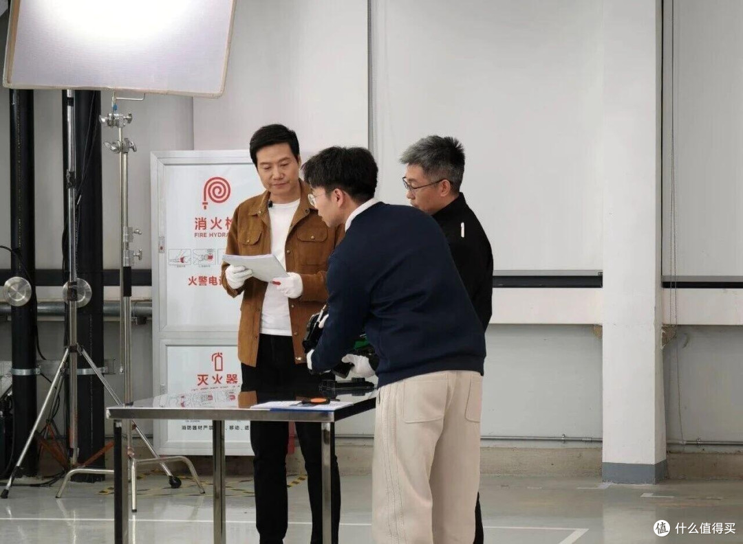 法律红线前,小字护不住虚假:雷军拆车回应的合规启示