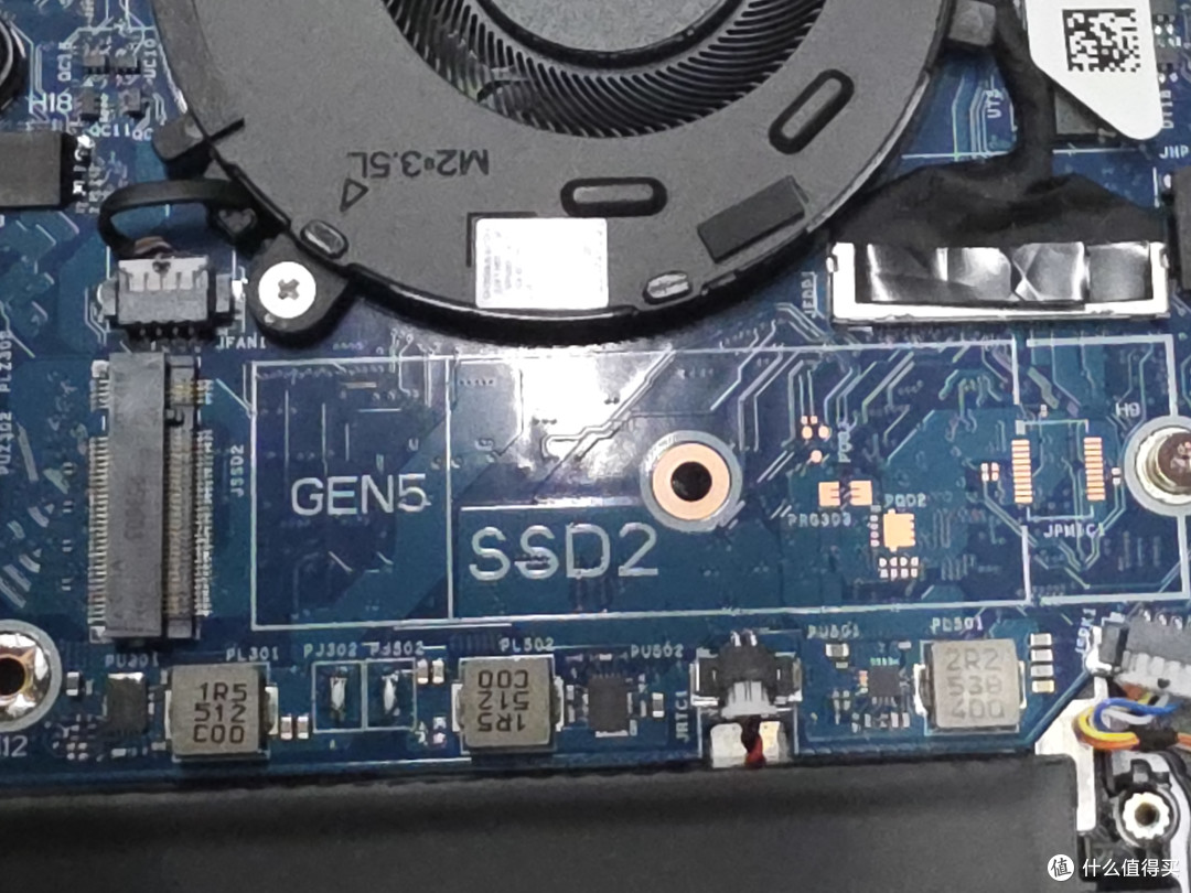 第二硬盘插槽，‌PCIe5，应该是2242或者2280都可以用。