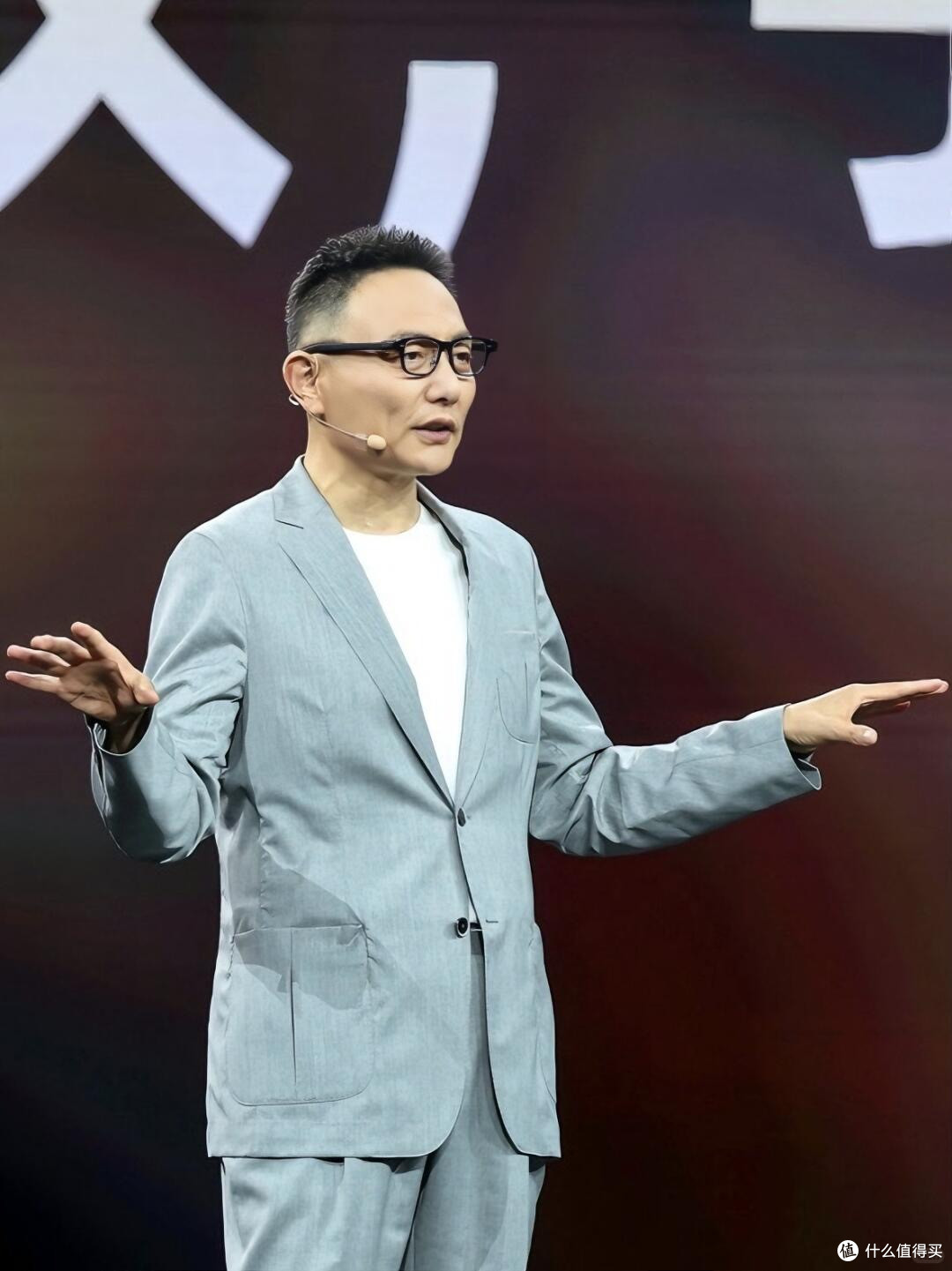 浅灰色套装也完全轻松驾驭，大家还认识这个罗振宇吗