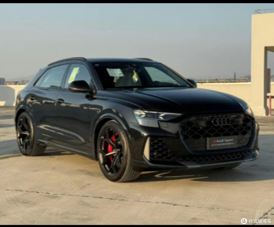 2026款奥迪 RS Q8,外观黑化时尚,搭载4.0T+V8引擎,3.6秒破百!