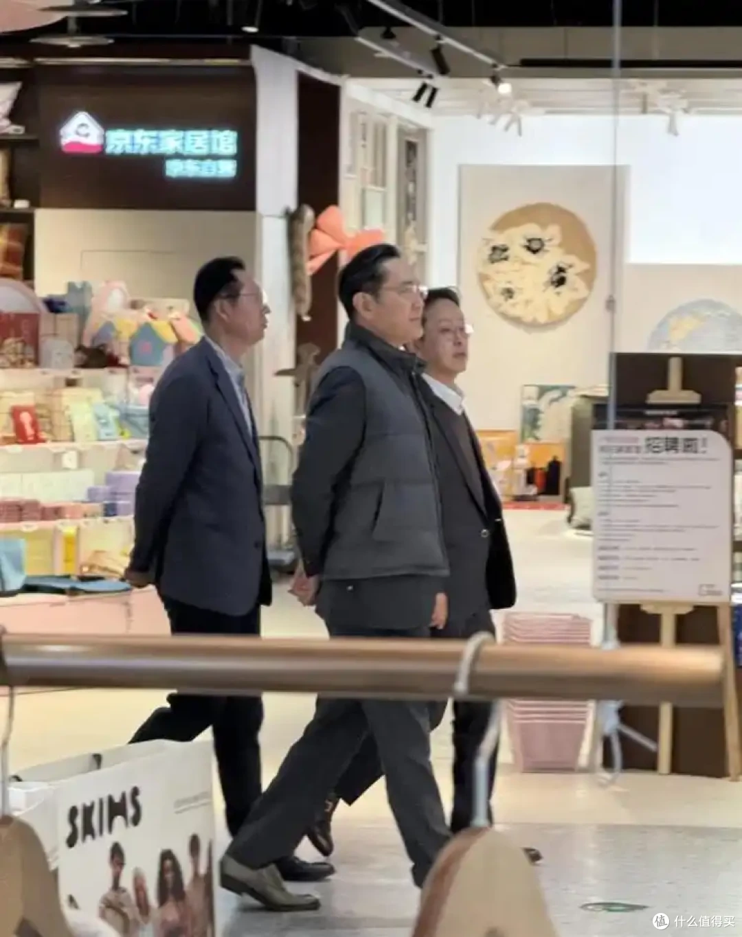 三星电子会长李在镕北京商场买了拉布布