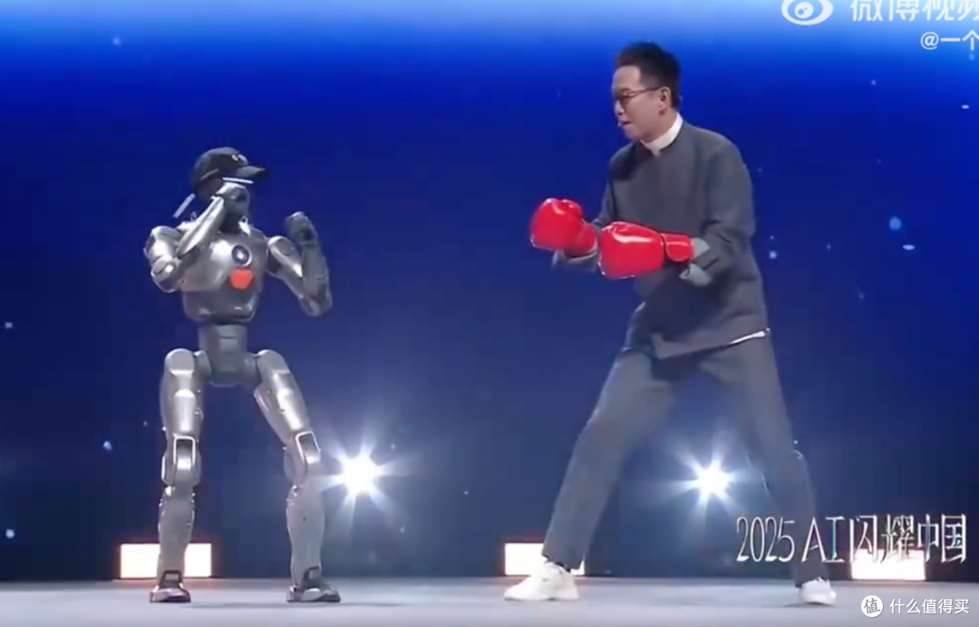 穿着新中式跟机器人打拳，也是很抽象的画面了