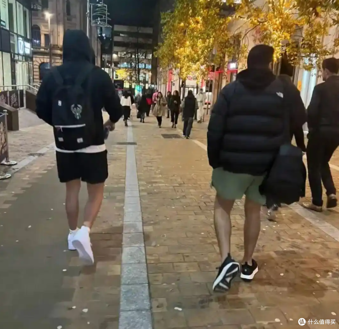 真抗冻还是装的?哈尔滨零下20度老外光腿穿短裤!