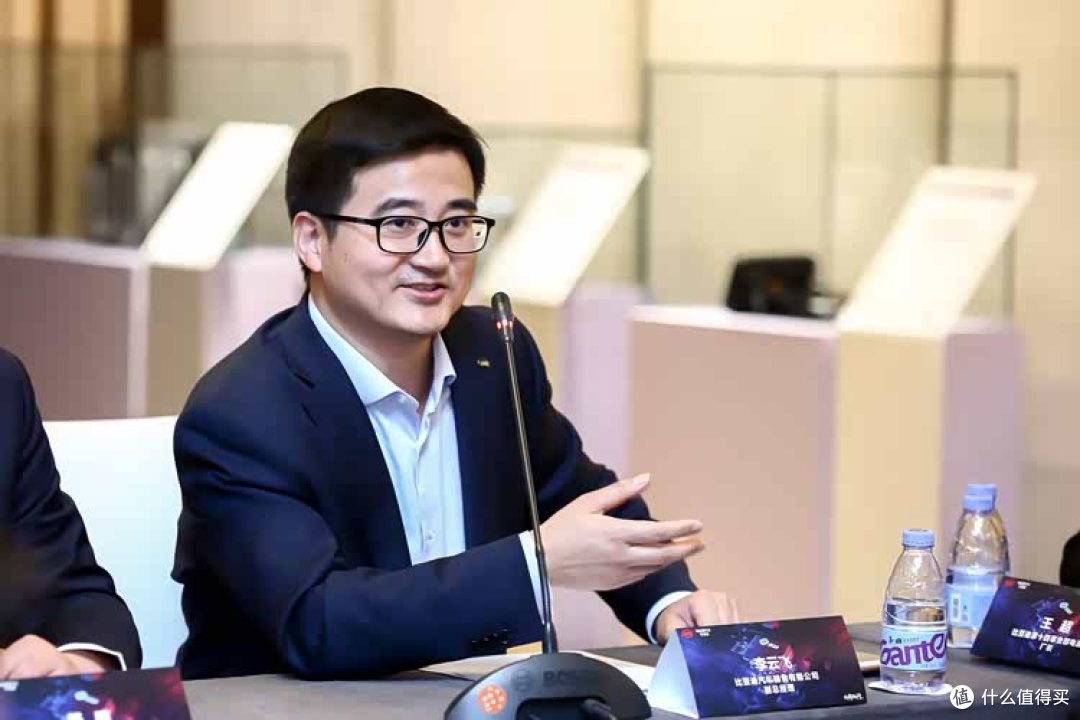 魔幻的中国汽车圈：要么摸着比亚迪过河，要么摸着理想过河？