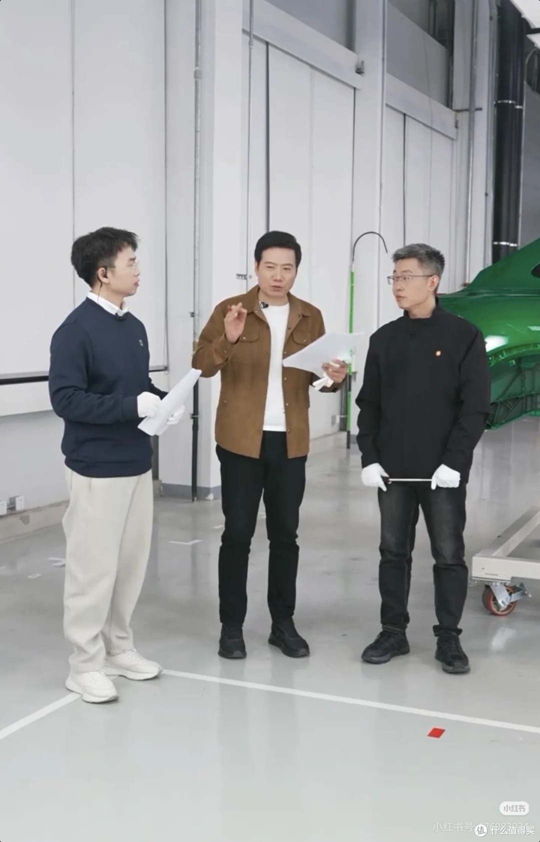 雷军硬核拆车:以透明见真章,用实力赢口碑