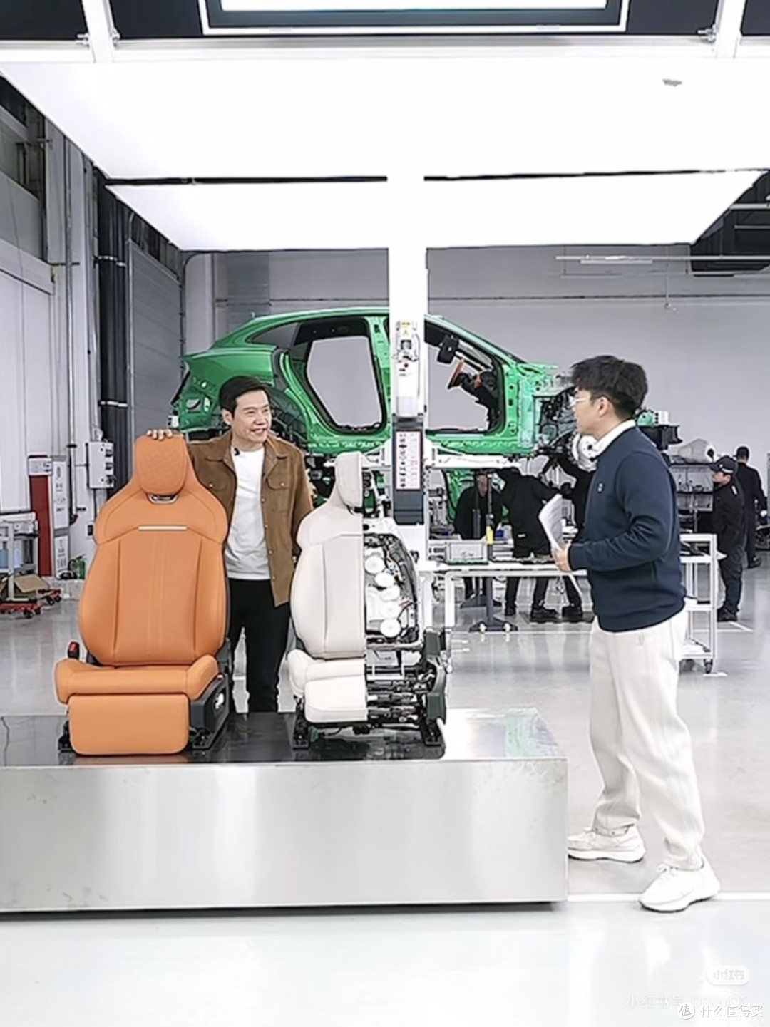 雷军硬核拆车：以透明见真章，用实力赢口碑