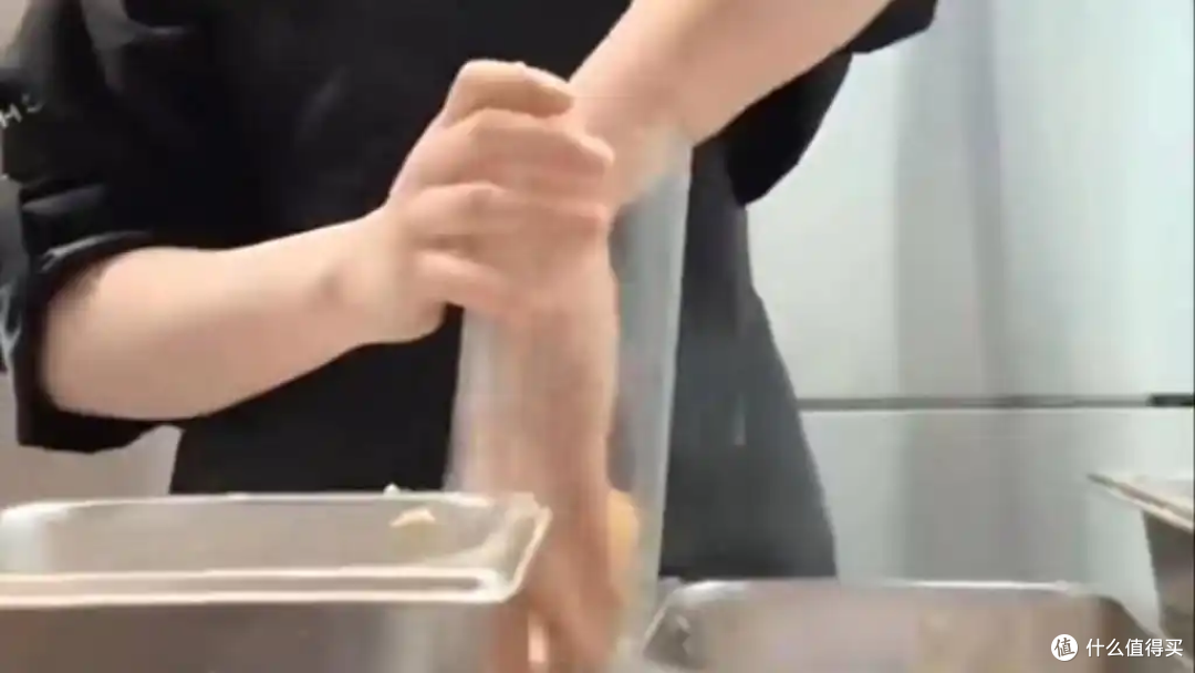 霸王茶姬店员徒手搅奶茶,回应摆拍就没事了?网友:谁信啊!