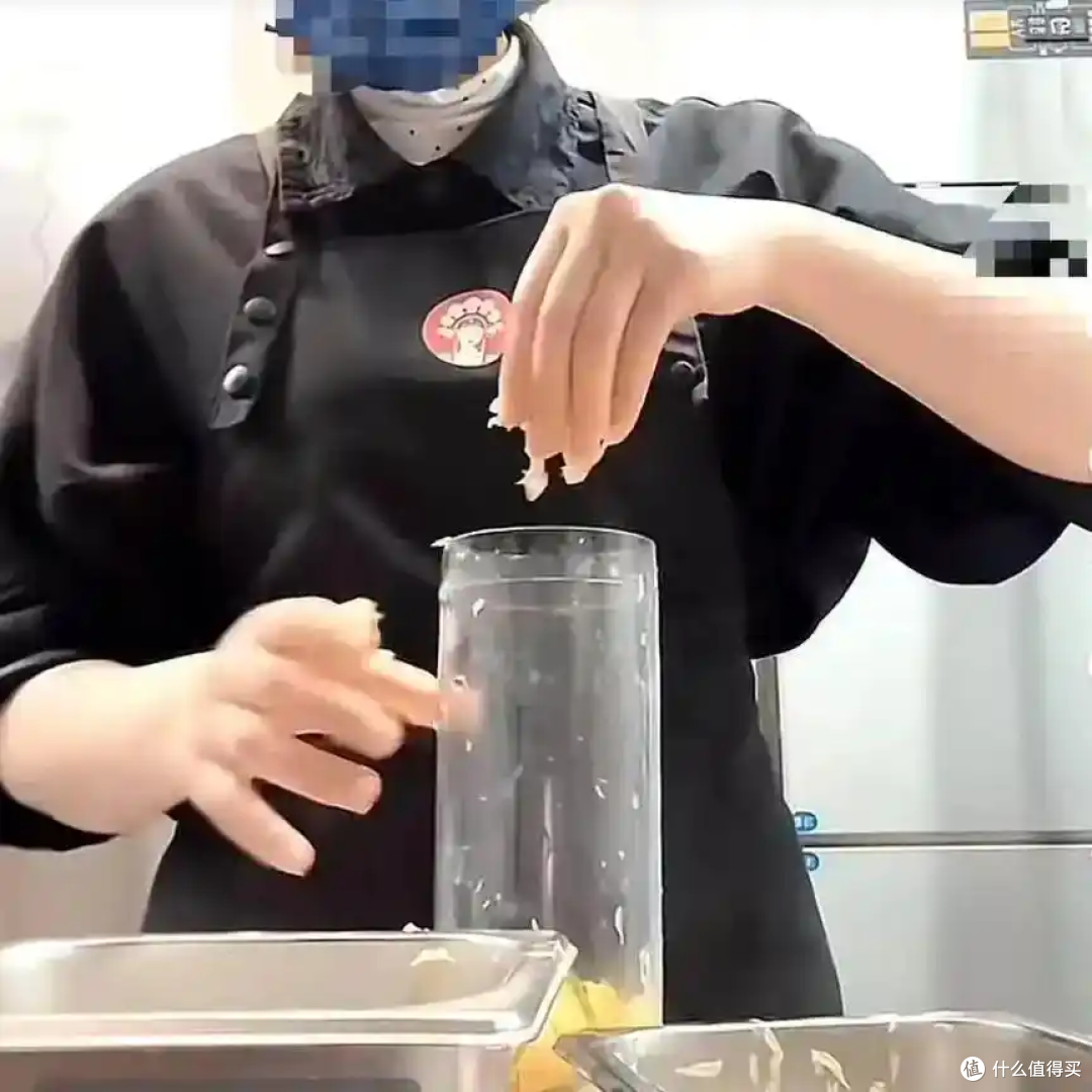 霸王茶姬店员徒手搅奶茶,回应摆拍就没事了?网友:谁信啊!