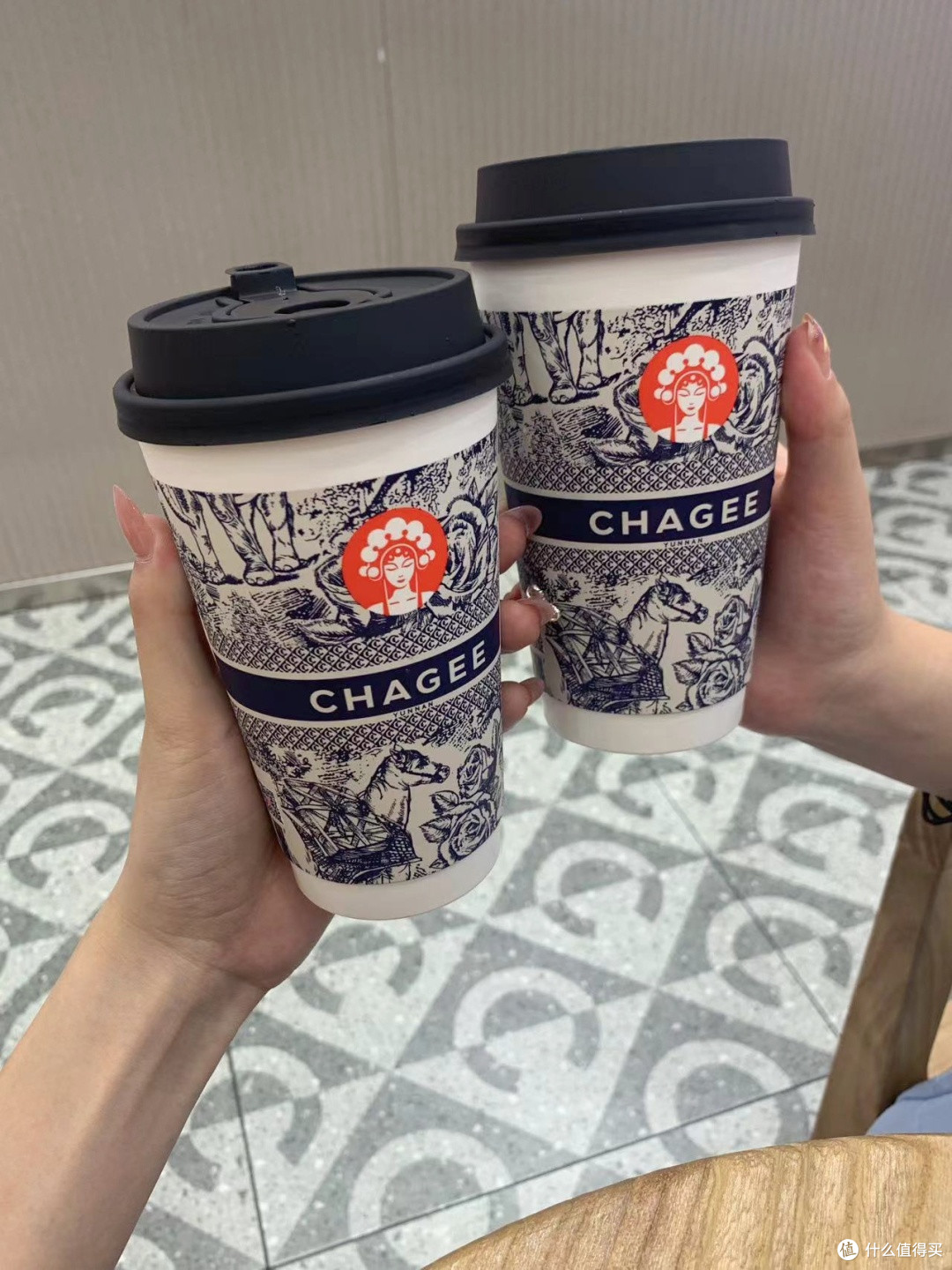 从消费者反馈看霸王茶姬：手打奶茶的争议与喜爱之源