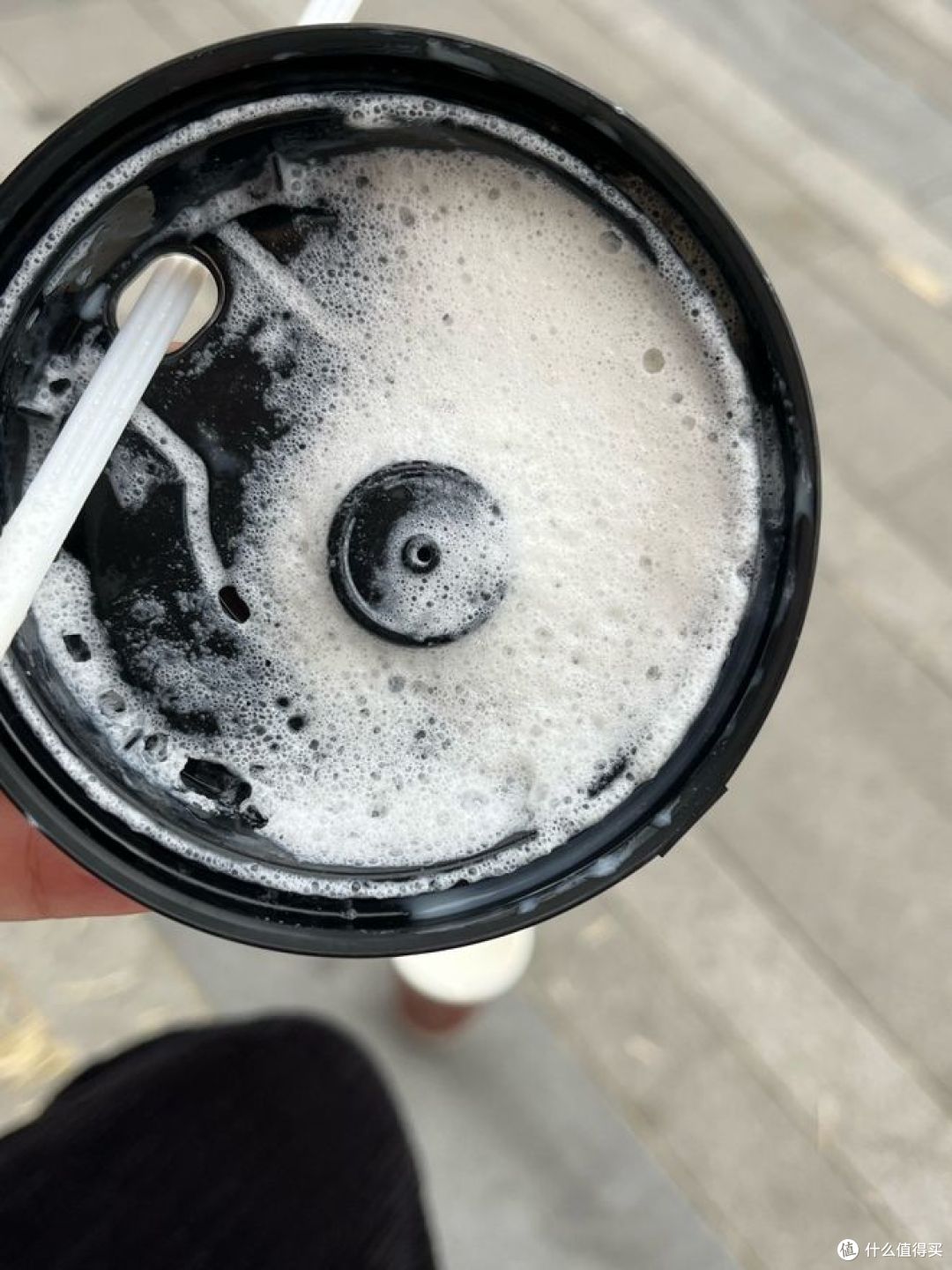 霸王茶姬"徒手搅拌饮品"事件:食品安全与舆情危机的双重考验!