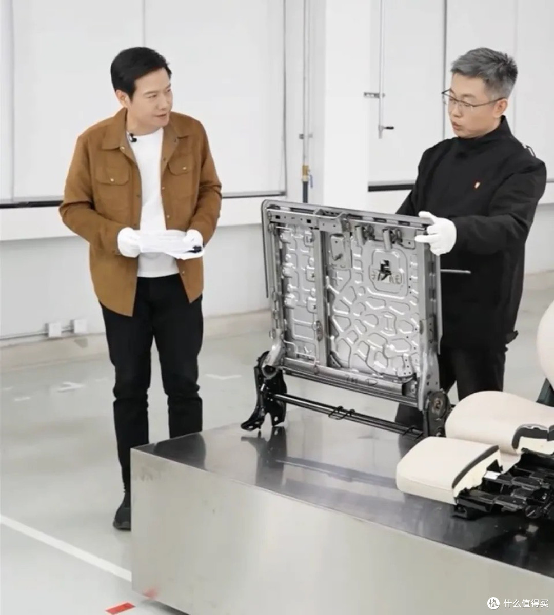 雷军直播拆车:一场重塑行业信任的“透明手术”