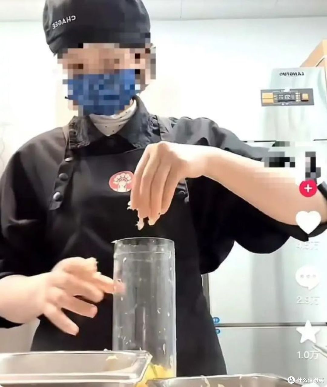 霸王茶姬因员工徒手搅拌饮品，引发舆论风波 ！