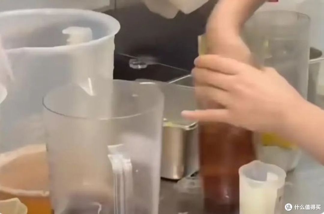 霸王茶姬因员工徒手搅拌饮品，引发舆论风波 ！