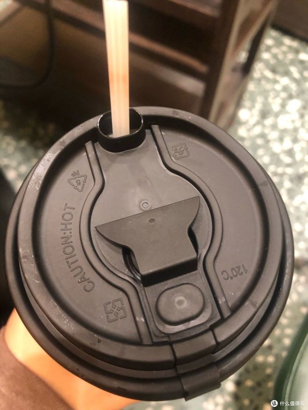 霸王茶姬因员工徒手搅拌饮品，引发舆论风波 ！