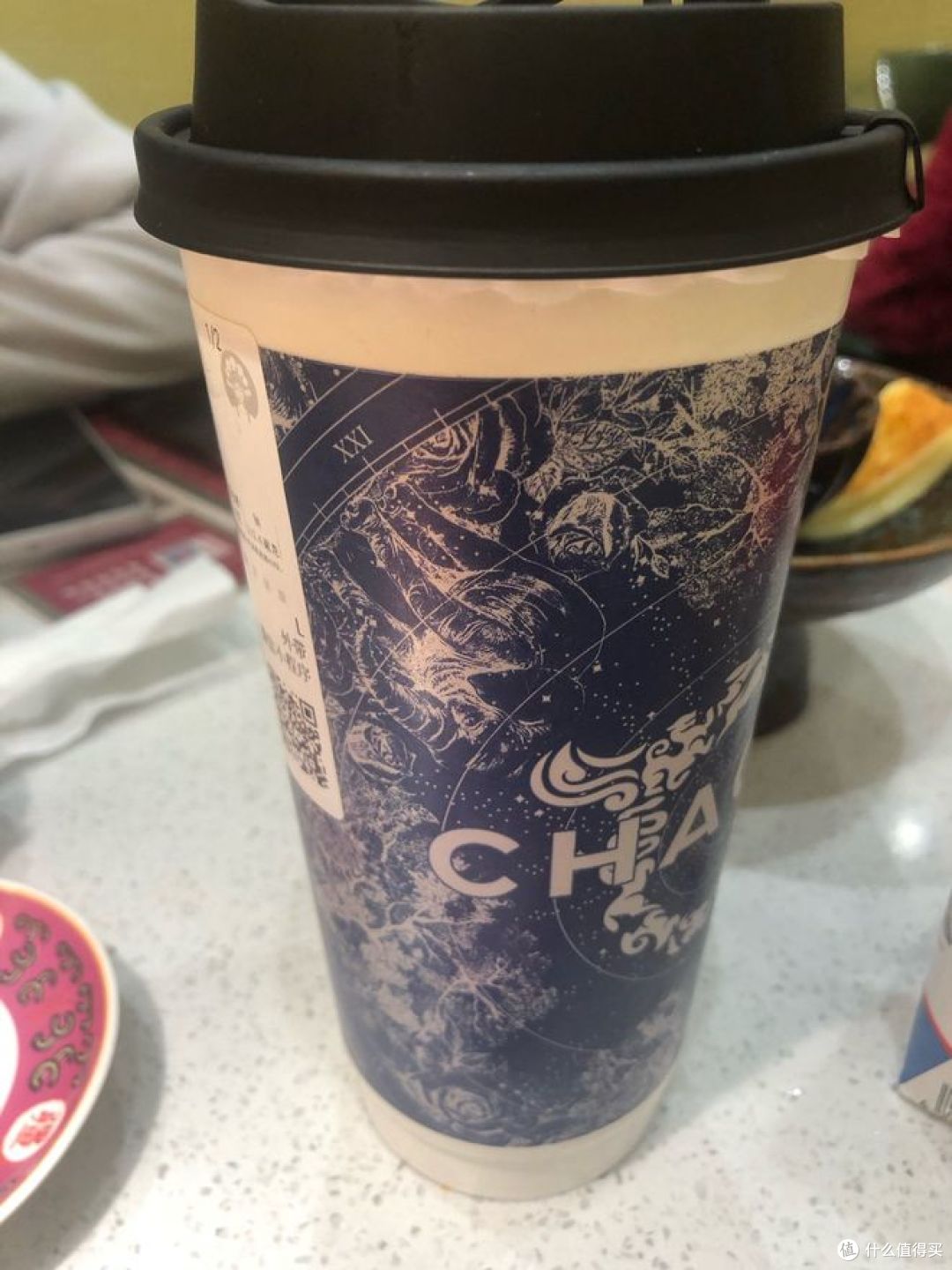 霸王茶姬因员工徒手搅拌饮品，引发舆论风波 ！