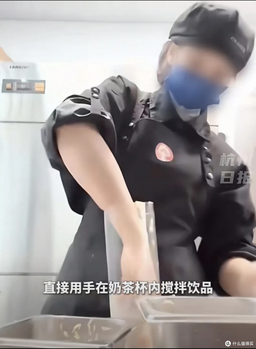 【霸王茶姬店员徒手搅奶茶事件】引发的对食品安全问题的探讨