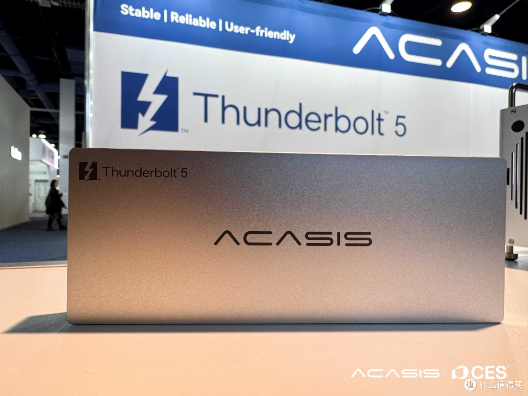 阿卡西斯在CES重磅发布全球首款满速4盘位Thunderbolt 5硬盘盒